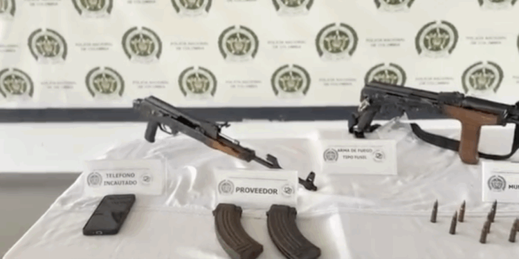 Hasta armas de largo alcance tienen los criminales en San Andrés. Policía Nacional y Fiscalía incautan dos fusiles y capturan una persona en operativo conjunto. 